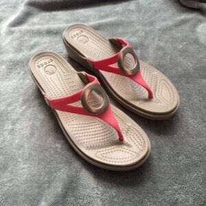 Crocs Sanrah Matte Circle Wedge Flip Sandal Women's Size 10W Coral/Tumbleweed
